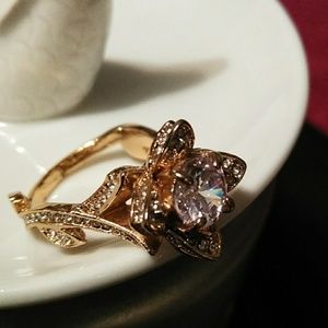 Boutique Jewelry - ๐๐๐ Beautiful 14kt Gold Overlay Flower Ring Boutique Jewelry - ๐๐๐ Beautiful 14kt Gold Overlay Flower Ring